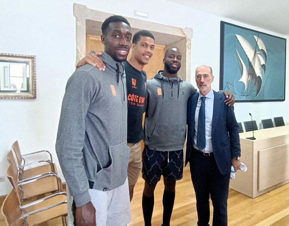 Jesu¡ús Almuiña con jugadores de Costa de Marfil Basket