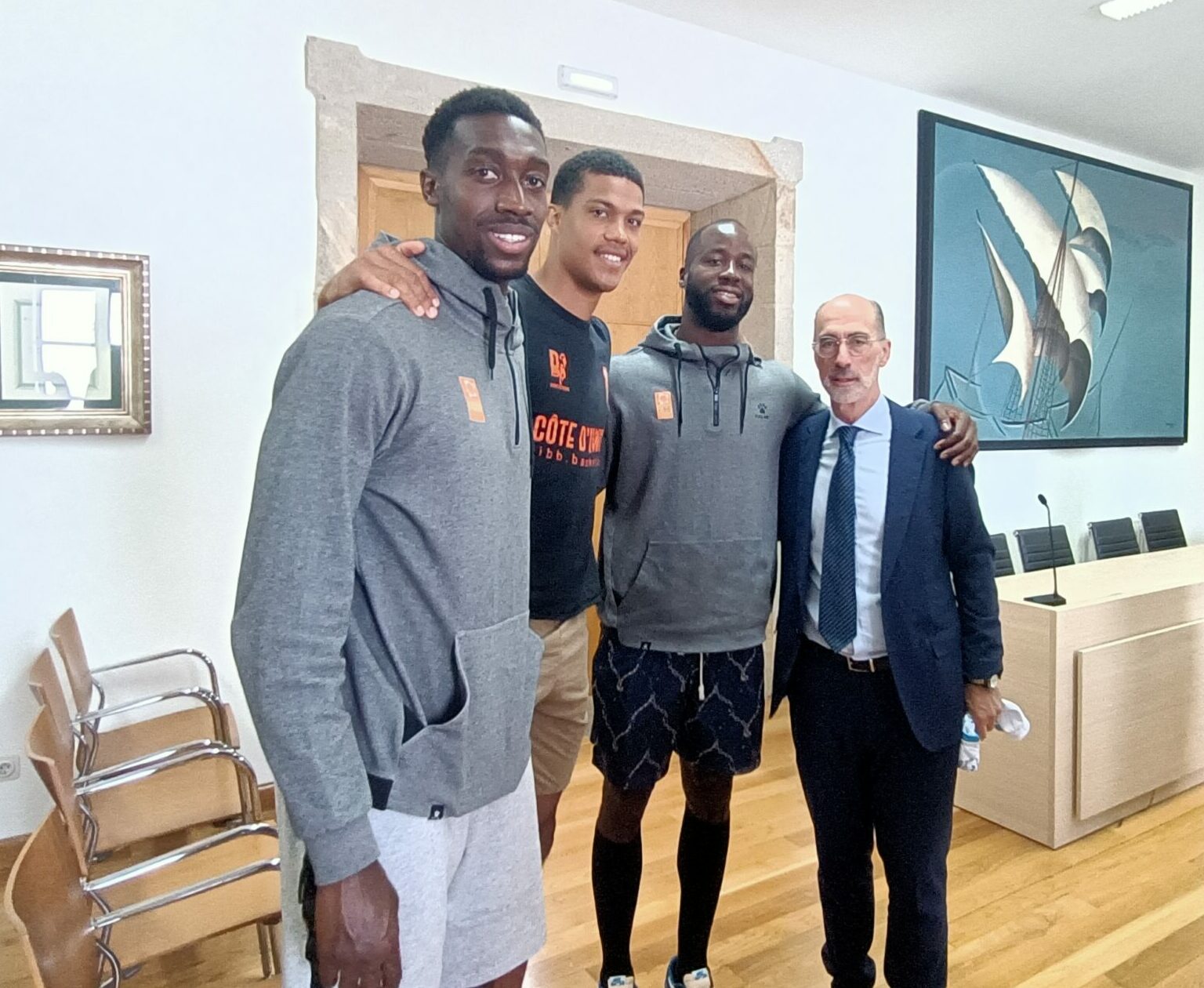 Jesu¡ús Almuiña con jugadores de Costa de Marfil Basket
